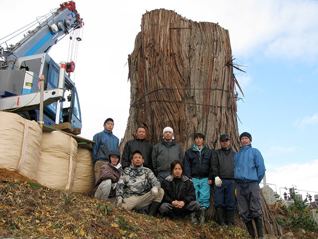 地元「佐藤建興」吉田専務（右から3人目）と「熊倉林業」チーム。